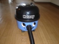 オフィスで大活躍の掃除機、ヘンリー君